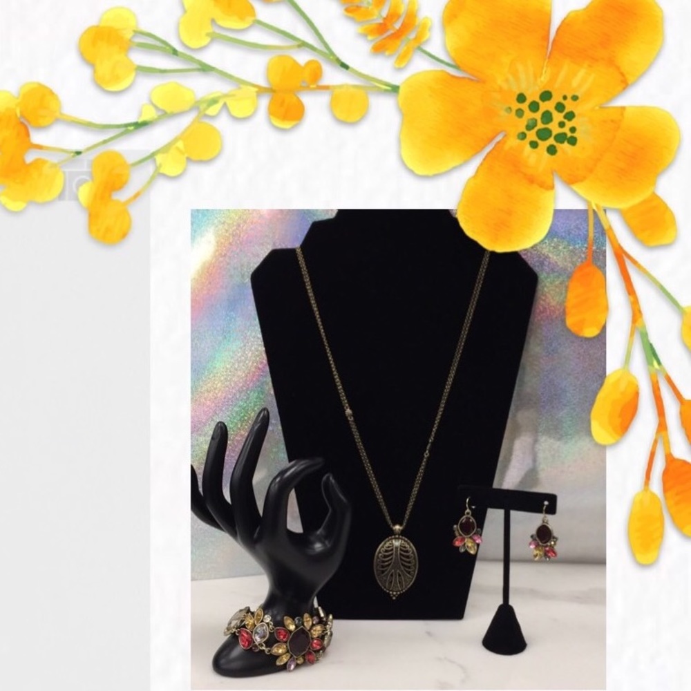 ⬇️$60 Delicate Antique Gold Tone Necklace Set